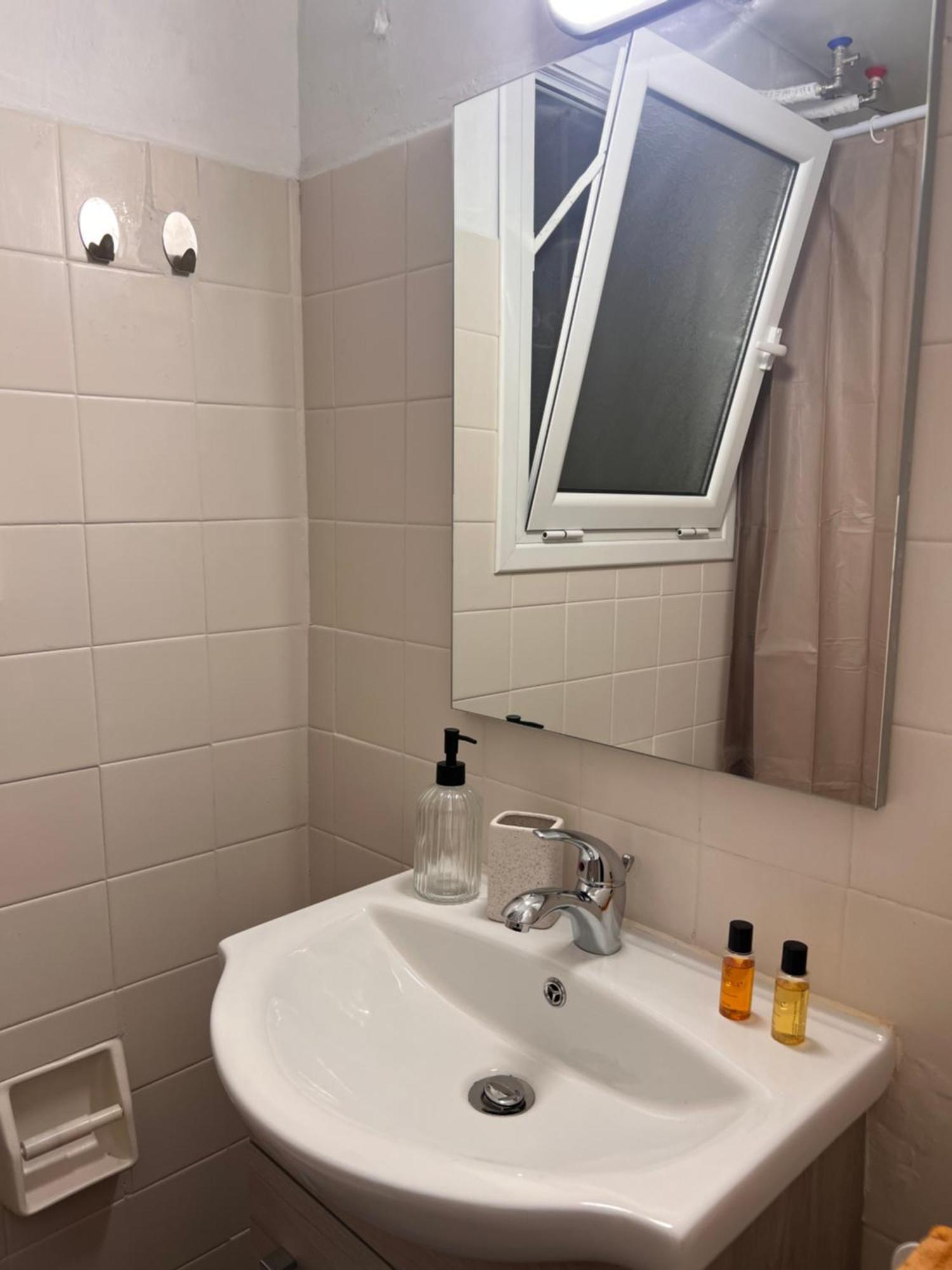 Cozy Apartment In Neos Kosmos Атина Екстериор снимка